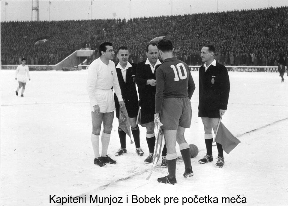 Kapiteni Munjoz i Bobek pre početka meča